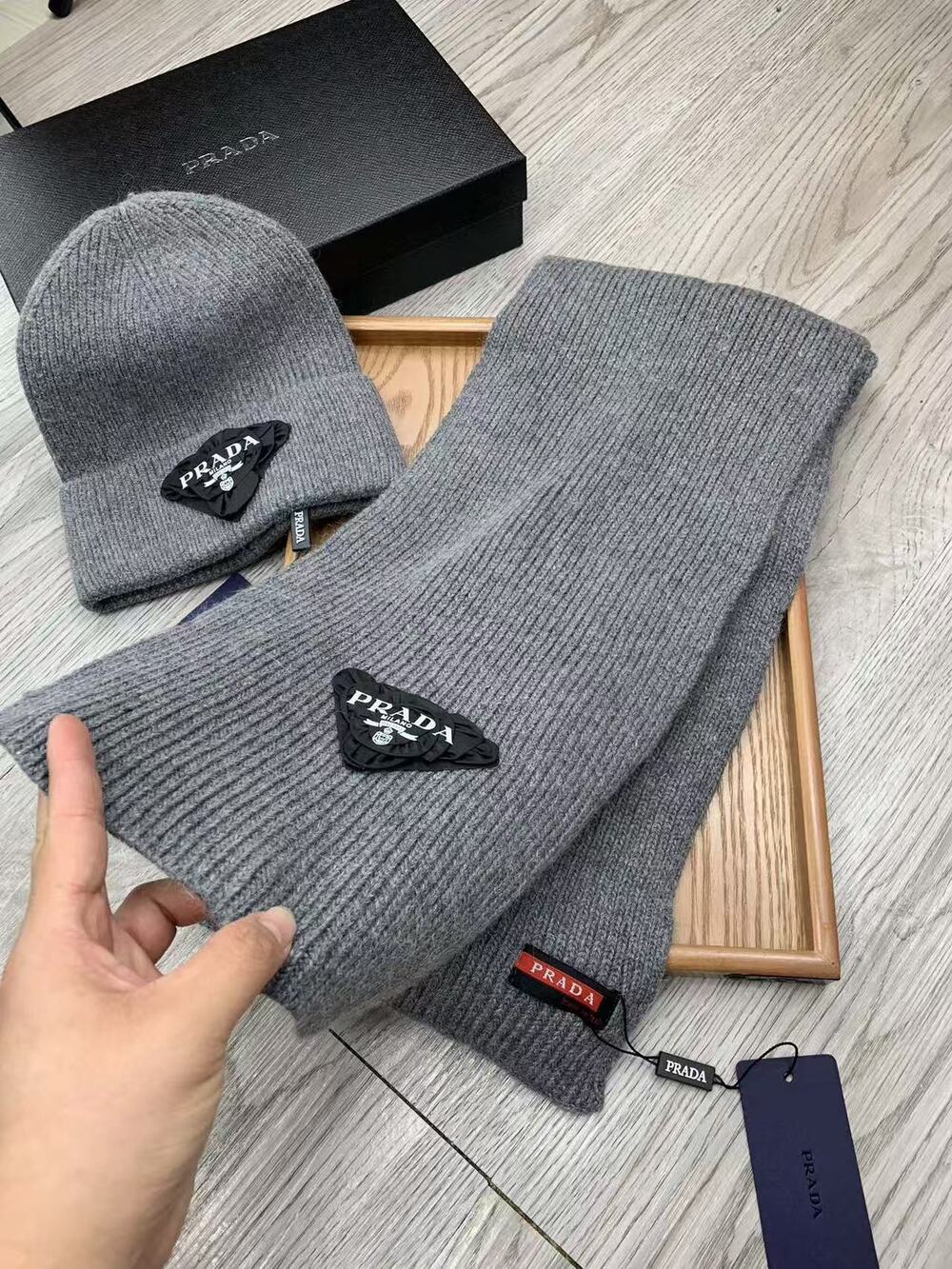💕 Prada Women's Winter Hat & Scarf Set - Picture 6 of 6